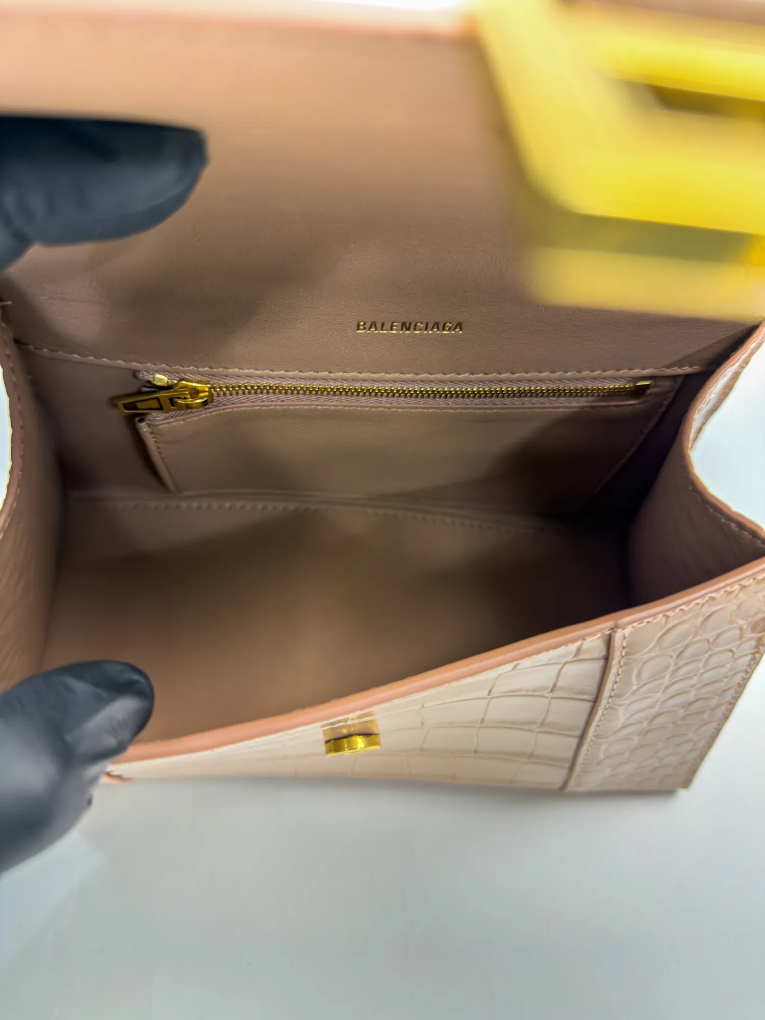 발렌시아가 아워글래스 스몰 크로커다일 엠보싱 핸드백 누드 베이지 view 2