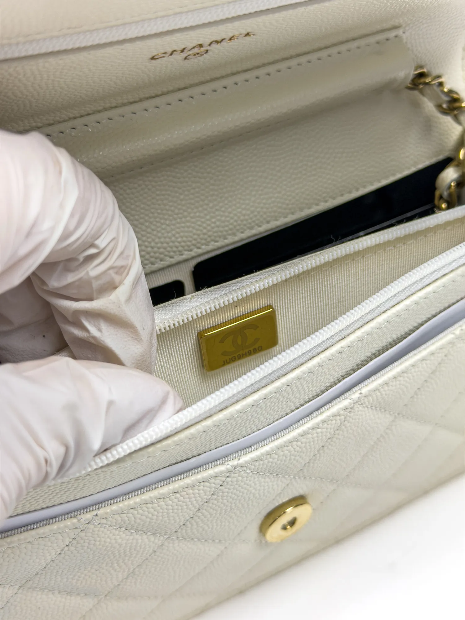 샤넬 WOC 캐비어 미니 크로스백 (내장칩 모델) view 2