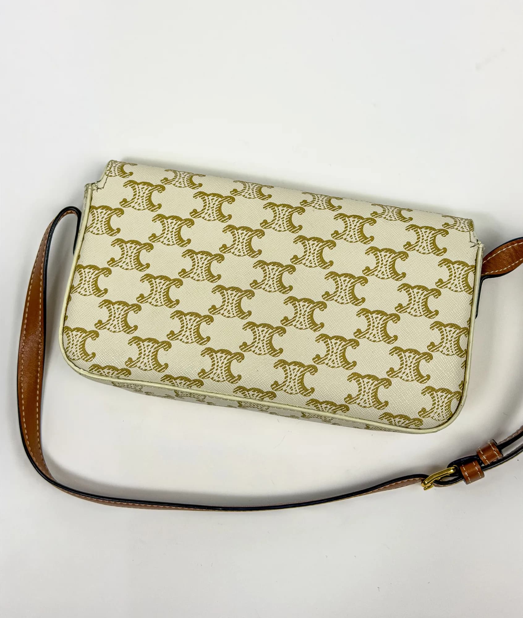 셀린느 트리옹프 캔버스 클로드 화이트