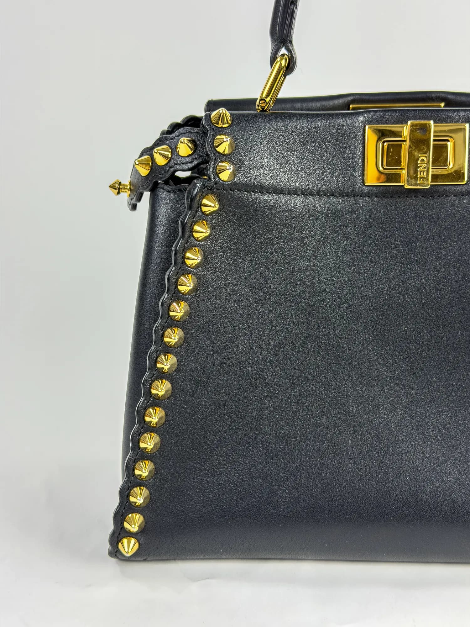 펜디 미니 피카부 블랙 골드 스터드 디테일 view 2